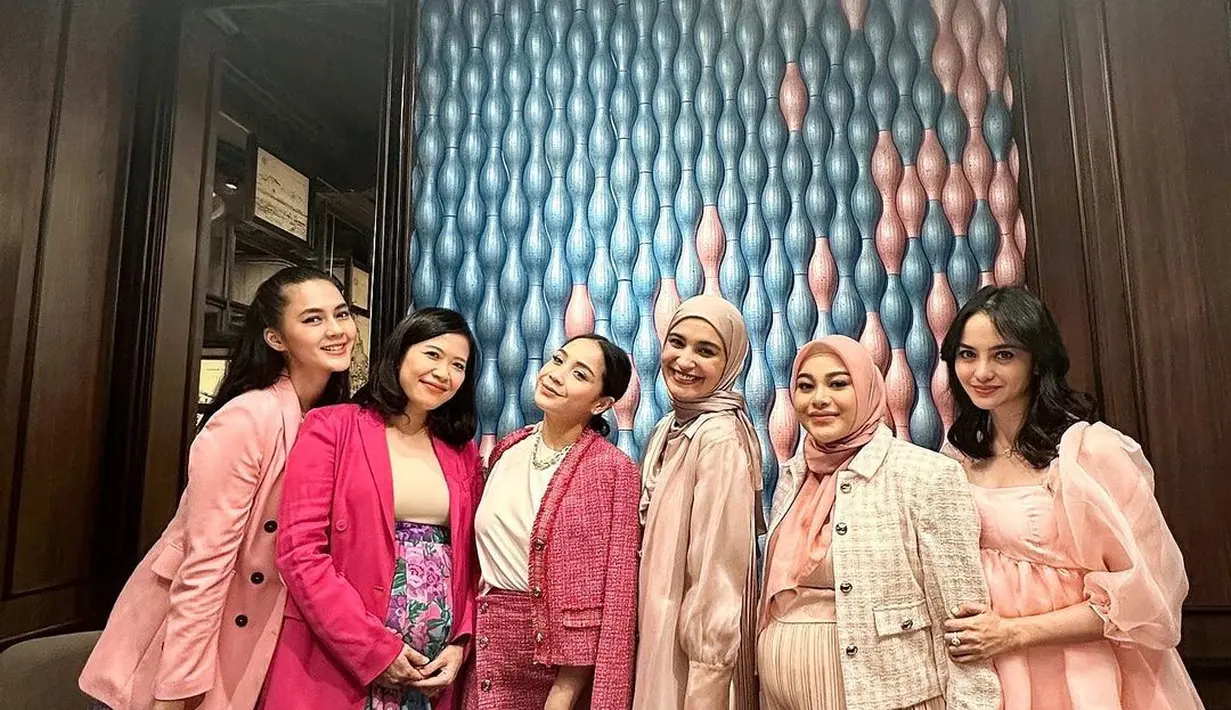 Sedangkan ini adalah potret geng Cendol tak lengkap dalam balutan outfit bernuansa merah muda, kompak dan manis. [Foto: Instagram/paula_verhoeven]