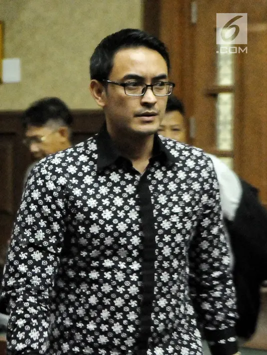Terdakwa dugaan gratifikasi dan suap pengesahan APBD Provinsi Jambi, Zumi Zola meninggalkan ruang sidang Pengadilan Tipikor, Jakarta, Kamis (6/12). Zumi divonis 6 tahun penjara dan denda Rp 500 juta subsider 3 bulan kurungan. (Liputan6.com/Faizal Fanani)