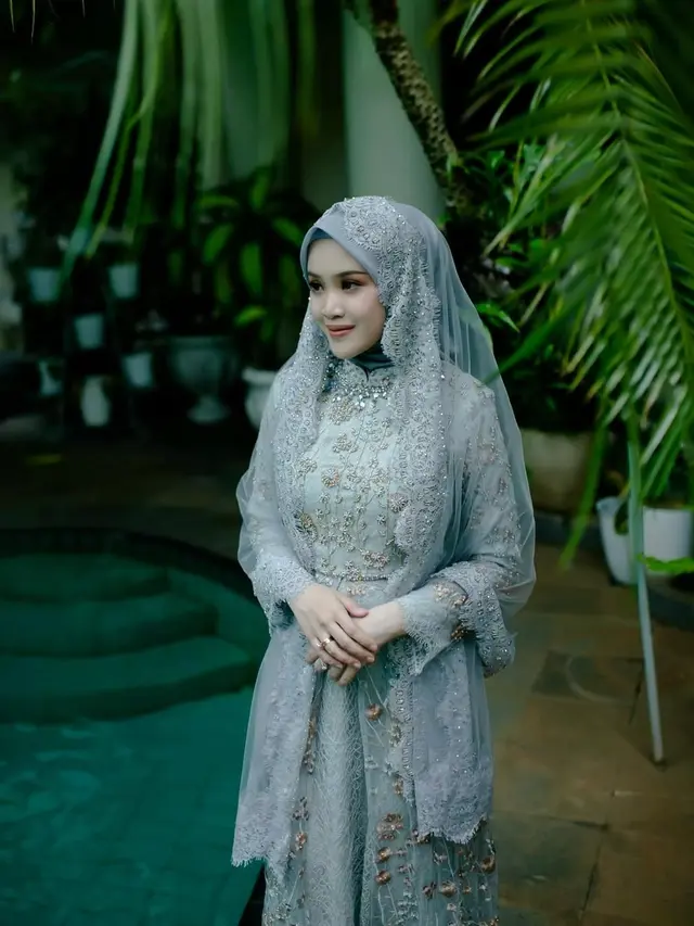 6 Gamis Elegan ala Dea Sahirah untuk Acara Formal, Sopan dengan Gaya Modern