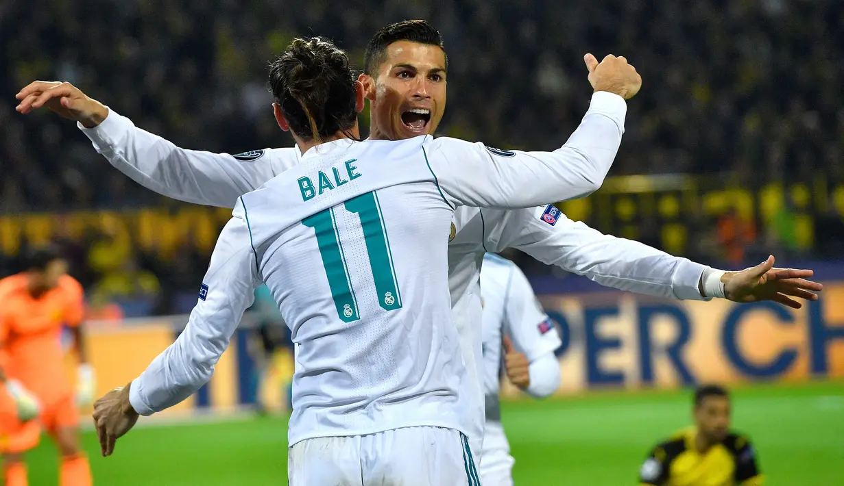 Pemain Real Madrid, Cristiano Ronaldo dan Gareth Bale berselebrasi setelah mencetak gol ke gawang Borussia Dortmund dalam lanjutan Liga Champions di Signal Iduna Park, Rabu (27/9). Duet Ronaldo dan Bale mengantarkan Madrid menang 3-1. (AP/Martin Meissner)