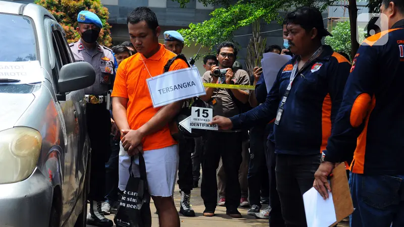 Anggota Densus 88 Bripda HS Jalani Rekonstruksi Pembunuhan Sopir Taksi Online