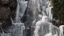 Suasana air terjun  Nideck yang membeku di Oberhaslach, Prancis timur (27/2). Cuaca dingin di Siberia yang dijuluki "The Beast from the East" membuat suhu di sebagian Eropa menurun. (AFP Photo/Patrick Hertzog)