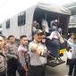 Polresta Bogor Kota menyediakan tiga unit armada bantuan untuk mengangkut calon penumpang KRL. (Liputan6.com/Achmad Sudarno)