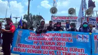 Ribuan buruh dari berbagai serikat pekerja mendatangi kantor Gubernur Jawa Barat, Senin (19/11/2018). (Liputan6.com/ Arie Nugraha).