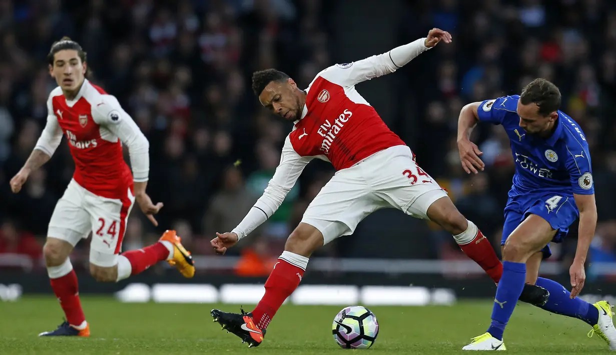 Gelandang Arsenal, Francis Coquelin, berusaha melewati bek Leicester, Danny Drinkwater, pada laga Premier League di Stadion Emirates, London, Rabu (26/4/2017). Arsenal menang 1-0 atas Leicester. (AFP/Ian Kington)
