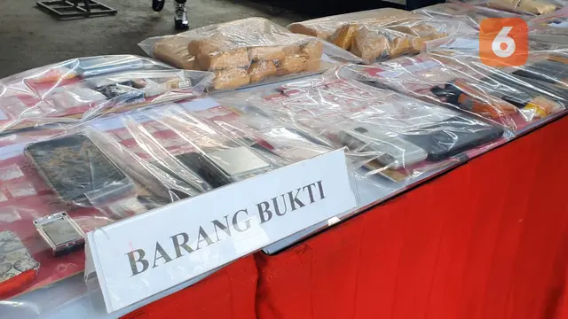 Barang bukti berbagai jenis narkotika dan obat keras terbatas diamankan dari 37 tersangka, di Halaman Polres Sukabumi Kota (Liputan6.com/Fira Syahrin)