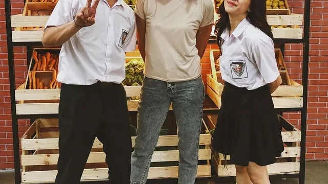6 Potret Kedekatan Adhisty Zara dan Arbani Yasiz di Balik Layar Live With My Ketos