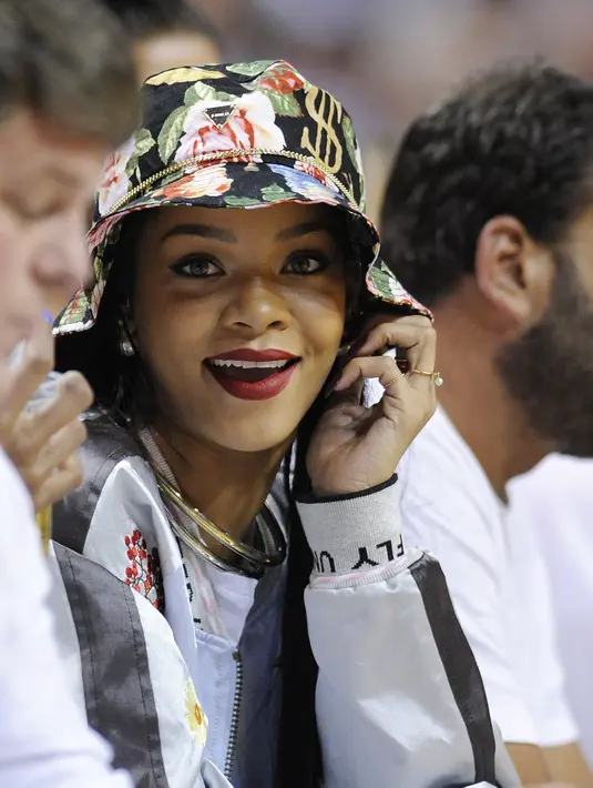 Rihanna terlihat ceria memakai lipstik warna bata merah, penyanyi multi talenta ini memberikan banyak inspirasi bagi penggemar wanita dengan warna bibir ‘pelangi’-nya. (Bintang/EPA)