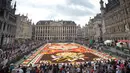 Pengunjung menyaksikan Karpet Bunga Brussels di Grand Place, Brussels, Belgia, Kamis (16/8). Karya ini didedikasikan kepada orang-orang Guanajuato di Meksiko yang kaya akan budaya dan tradisi bunga. (AP Photo/Virginia Mayo)