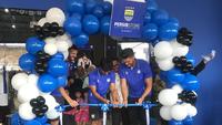 Dua pemain Persib Bandung, Julio Cesar, Patricio Matricardi, dan pemain muda Nazriel, hadir dalam pembukaan Persib Official Store di Garut, Miinggu (28/12/2025). (Bola.com/Erwin Snaz)