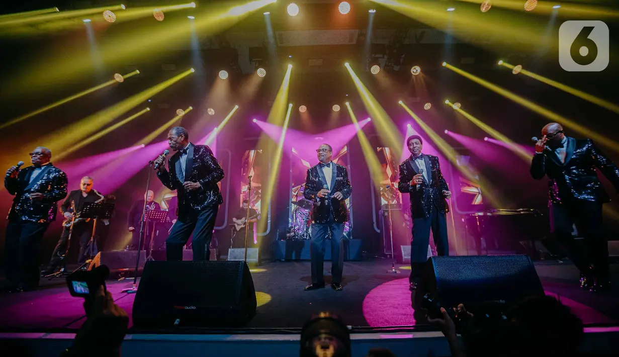 Penampilan grup vokal The Temptations Revue ft. Glenn Leonard pada hari terakhir gelaran BNI Java Jazz Festival 2022 di Jakarta International Expo, Kemayoran, Jakarta Pusat, Minggu (29/5/2022). The Temptations Revue ft. Glenn Leonard tampil dengan lagu-lagu legendaris mereka beserta koreografi dan gaya khasnya. (Liputan6.com/Faizal Fanani)