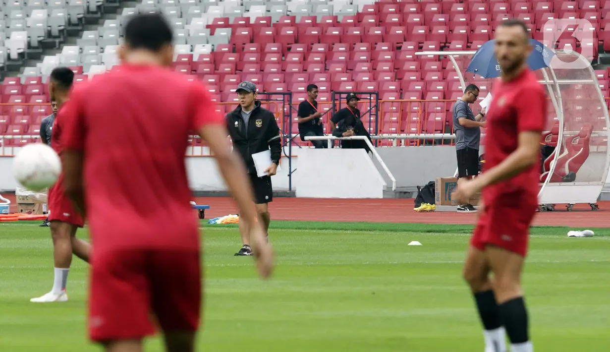 Pelatih Timnas Indonesia, Shin Tae-yong (ketiga kiri) saat latihan resmi turnamen Piala AFF di Stadion Utama Gelora Bung Karno, Jakarta, Kamis (22/12/2022). Timnas Indonesia akan melakoni laga penyisihan grup A Piala AFF 2022 melawan Kamboja pada Jumat (23/12). (Liputan6.com/Helmi Fithriansyah)