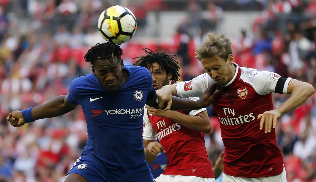Striker Chelsea, Michy Batshuayi, duel udara dengan bek Arsenal, Nacho Monreal,  pada laga Community Shield di Stadion Wembley, London, Minggu (6/8/2017). Arsenal berhasil menang 4-1 melalui adu penalti atas Chelsea. (AP/Franck Augstein)