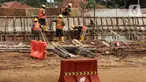 Pekerja menyelesaikan proses pembangunan underpass di Jalan Dewi Sartika, Depok, Jawa Barat, Rabu (16/11/2022). Progres pembangunan underpass yang melintang dari arah Dewi Sartika ke Jalan Margonda Raya dengan panjang penanganan 970 meter dan panjang underpass 470 meter itu sudah mencapai 70 Persen. (Liputan6.com/Herman Zakharia)