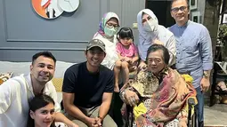 Pada Juni 2022, kondisi kesehatan Mami Popon mulai menurun. Raffi Ahmad pun menyempatkan untuk menjenguk sang nenek. Tampak pula aktor Arya Saloka juga menjenguk nenek Raffi Ahmad.(Liputan6.com/IG/@raffinagita1717)
