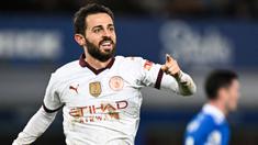 Pemain Manchester City, Bernanrdo Silva melakukan selebrasi setelah mencetak gol ketiga timnya ke gawang Everton pada laga lanjutan Liga Inggris 2023/2024 di Goodison Park, Liverpool, Inggris, Kamis (28/12/2023) dini hari WIB. The Cityzens sukses menang comeback dengan skor 3-1. (AFP/Paul Ellis)