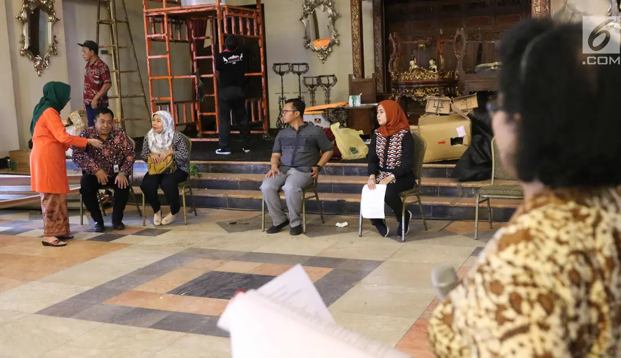Panitia pernikahan Putri Presiden Joko Widodo, Kahiyang Ayu dan Bobby Nasution melakukan geladi resik di Graha Saba, Solo, Senin (6/11). Gedung tersebut adalah tempat berlangsungnya akad nikah dan resepsi Kahiyang-Bobby. (Liputan6.com/Angga Yuniar)