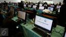 Sejumlah jurnalis menggunakan fasilitas komputer di Media Center KTT OKI, Jakarta, Minggu (6/2/2016). Media center berkapasitas 500 orang tersebut didukung konektivitas broadband internet 2 Gbps untuk 150 unit komputer. (Liputan6.com/Faizal Fanani)