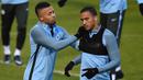 Ekspresi Gabriel Jesus (kiri) dan Danilo pada sesi latihan tim di City Football Academy, Manchester, (20/11/2017). City akan melawan Feyenord ada grup F. (AFP/Oli Scarff)