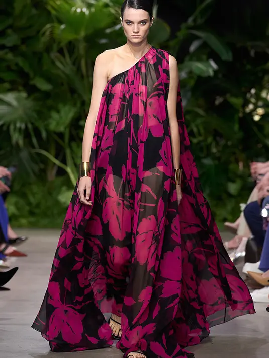 Tampil elegan dengan gaun one shouleder bermotif bunga warna magenta dan hitam. Michael Kors
