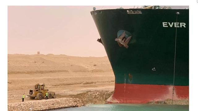 Kontainer di Kanal Suez