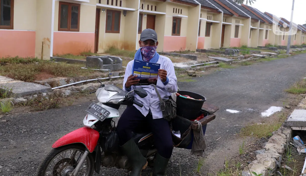 Warga melihat selebaran promo pembiayaan rumah KPR Bank BTN di kawasan perumahan subsidi, Rajeg, Tangerang, Banten, Kamis (11/2/2021). Adanya KPR BP2BT diharapkan masyarakat berpenghasilan rendah dapat memiliki hunian dengan bantuan hingga Rp 40 juta dari pemerintah. (Liputan6.com/Angga Yuniar)