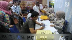 Keluarga korban jatuhnya pesawat Lion Air JT 610 mendatangi Posko Antemortem di RS Bhayangkara Said Sukanto (RS Polri) Kramat Jati, Jakarta Timur (29/10). Posko ini untuk mendukung pengenalan jenazah yang berhasil dievakuasi. (Merdeka.com/Arie Basuki)