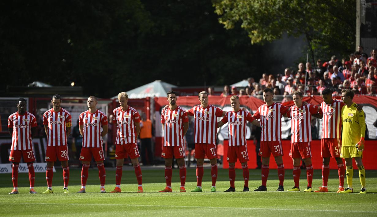 Union Berlin. Dalam 6 laga awal Liga Jerman 2022/2023, Union Berlin sementara memuncaki klasemen dengan raihan 14 poin. Hasil itu didapat dari 4 kali menang dan 2 kali imbang tanpa sekalipun kalah. Perolehan poin Union Berlin mengungguli Bayern Munchen sebagai juara bertahan yang baru mengemas 12 poin. Hasil impresif Union Berlin tak lepas dari ketajaman striker asal Suriname, Sheraldo Becker sebagai top skor sementara dengan raihan 5 gol. (AFP/Tobias Schwarz)