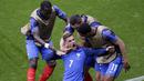 Pemain Prancis, Antoine Griezmann (tengah) merayakan gol ke gawang Rep. Irlandia pada babak 16 besar Piala Eropa 2016 di Stade de Lyon, Lyon, Minggu (26/6/2016). (EPA/Mast Irham)