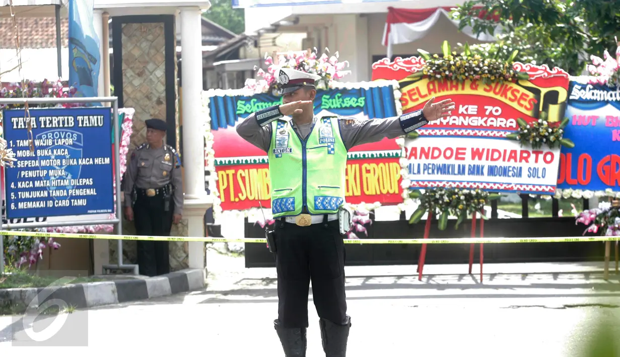 Petugas mengatur lalu lintas di depan Mapolresta Solo ditutup pasca ledakan bom bunuh diri, Solo, Jawa Tengah, (5/7). Teroris meledakkan bom bunuh diri di depan Sentra Pelayanan Kepolisian Terpadu Kepolisian Mapolresta Solo. (Boy Harjanto)