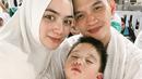 <p>Awalnya, Rezky Adhitya ingin sang putra tidur saja di hotel. Namun anak balita ini menolak. "Athar: 'janji2 kali ini aku pasti kuat ga akan tidur lagi pa!! Please akumau bgt ikut'," tulis Rezky. (Foto: Instagram/ thereal_rezkyadhitya)</p>