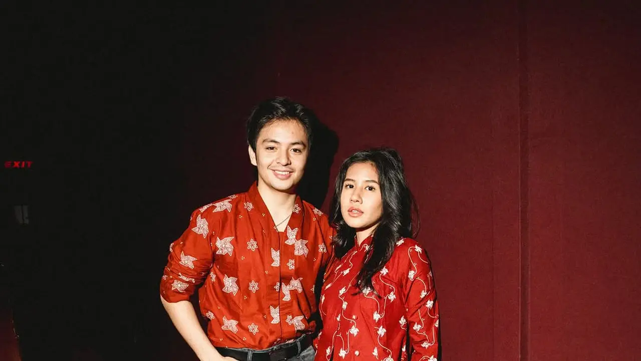 Inspirasi Gaya Couple Sentuhan Batik Modern dari Angga Yunanda dan Shenina Cinnamon