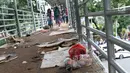 Sampah berserakan di koridor Jembatan Penyebrangan Orang (JPO) Jalan Medan Merdeka Barat, Jakarta, Selasa (1/1). Pasca malam perayaan pergantian tahun JPO Medan Merdeka Barat masih tampak kotor. (Liputan6.com/Helmi Fithriansyah)