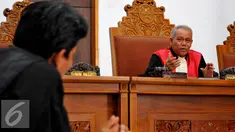 Hakim, Ganjar Pasaribu menjelaskan saat sidang praperadilan mantan Gubernur Papua Barnabas Suebu di PN Jakarta Selatan, Selasa (7/7/2015). Barnabas ditetapkan tersangka oleh KPK atas kasus DED PLTA sungai Memberamo tahun 2009. (Liputan6.com/Yoppy Renato)