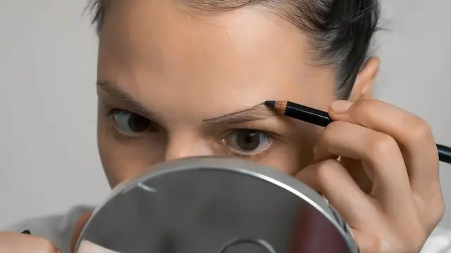 Tips Ciptakan Bentuk Alis yang On Point, Maksimalkan dengan Penggunaan Concealer Yuk!