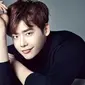 Lee Jong Suk selalu tampil menawan. (via. Soompi)