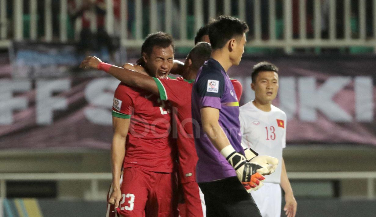 Luapan emosi Hansamu Yama usai mencetak gol ke gawang Vietnam pada laga semi-final AFF Suzuki Cup di Stadion Pakansari, Bogor, (03/12/2106). (Bola.com/Nicklas Hanoatubun)