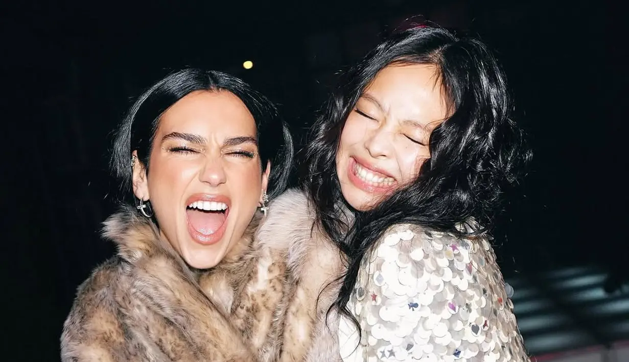 Jennie sempat mengganti outernya dengan jaket bertabur embellishment sisik metalik [@dualipa]