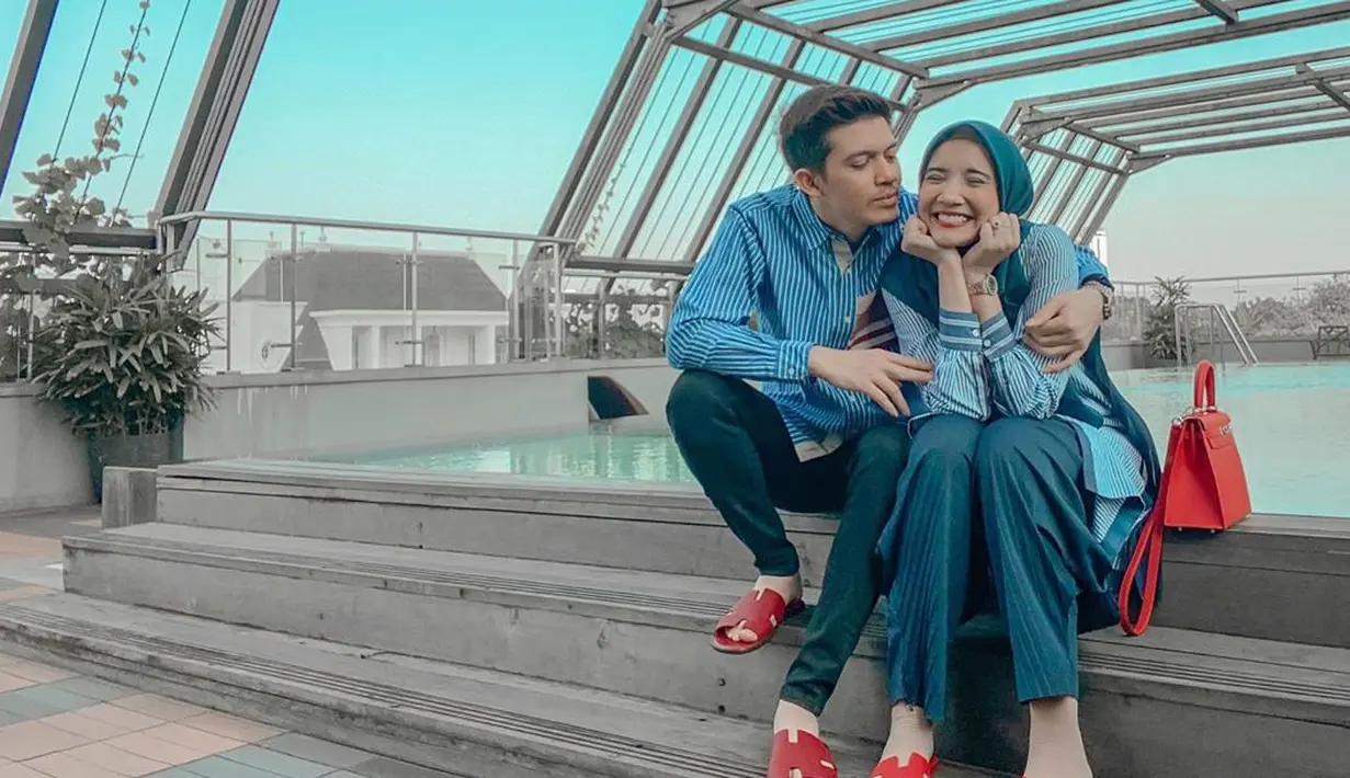 Tak bisa dipungkiri memang kalau mereka terlihat sangat bahagia. Mengingat keduanya sudah menanti kehamilan Zaskia sejak beberapa tahun lalu. Karena sangat bahagia, Irwansyah pun rela melakukan apapun demi sang istri. (Instagram/zaskiasungkar15)