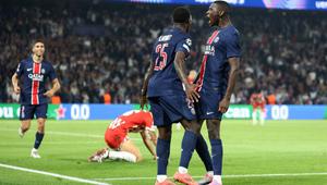 Bek Paris Saint-Germain asal Portugal #25, Nuno Mendes (C), melakukan selebrasi dengan penyerang Paris Saint-Germain asal Prancis #23, Randal Kolo Muani (R), setelah mencetak gol pertama Paris Saint-Germain selama pertandingan sepak bola putaran pertama hari pertama Liga Champions antara Paris Saint-Germain (PSG) dan Girona FC di Stadion Parc des Princes, di Paris, Kamis ini hari WIB (19/9/2024). (Franck FIFE/AFP)