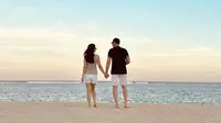 Cut Tari menikmati liburan ke pantai bersama suami dengan mesra. Saling bergandengan tangan dan saling pandang membuat momen kebersamaan mereka bikin baper. Netizen pun mendoakan keduanya selalu harmonis. (Liputan6.com/IG/cuttaryofficial)