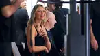 Petenis asal Rusia, Maria Sharapova melihat mobil New Porsche Panamera 2017 saat berlangsungnya menghadiri Los Angeles Auto Show di Los Angeles, AS (16/11). Los Angeles Auto Show berlangsung dari tanggal 18-27 November. (REUTERS/Mike Blake)