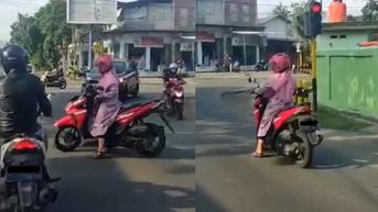 Emak-emak Pengendara motor Bikin Panik, Posisi Berhenti di Lampu Merah Salah Kaprah