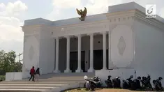 Balai desa di Jember memiliki bentuk unik. Sang Kepala Desa memiliki ide membangun bangunan yang mirip dengan Istana Negara di Jakarta.