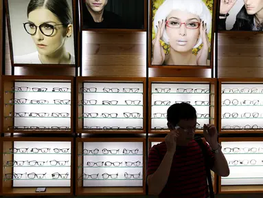Pengunjung mencoba kacamata di pusat kacamata grosir Optik Winsee di Pasar Baru, Jakarta, Sabtu (31/3). Perkembangan model kacamata dalam gaya hidup semakin menarik. (Liputan6.com/Fery Pradolo)