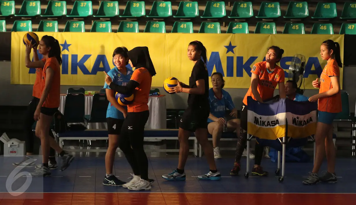 Pemain tim putri Jakarta Elektrik PLN bersiap melakukan latihan sebelum bertanding di Sritex arena, Sriwedari, Solo, Sabtu (8/4). (Liputan6.com/Gempur M. Surya)