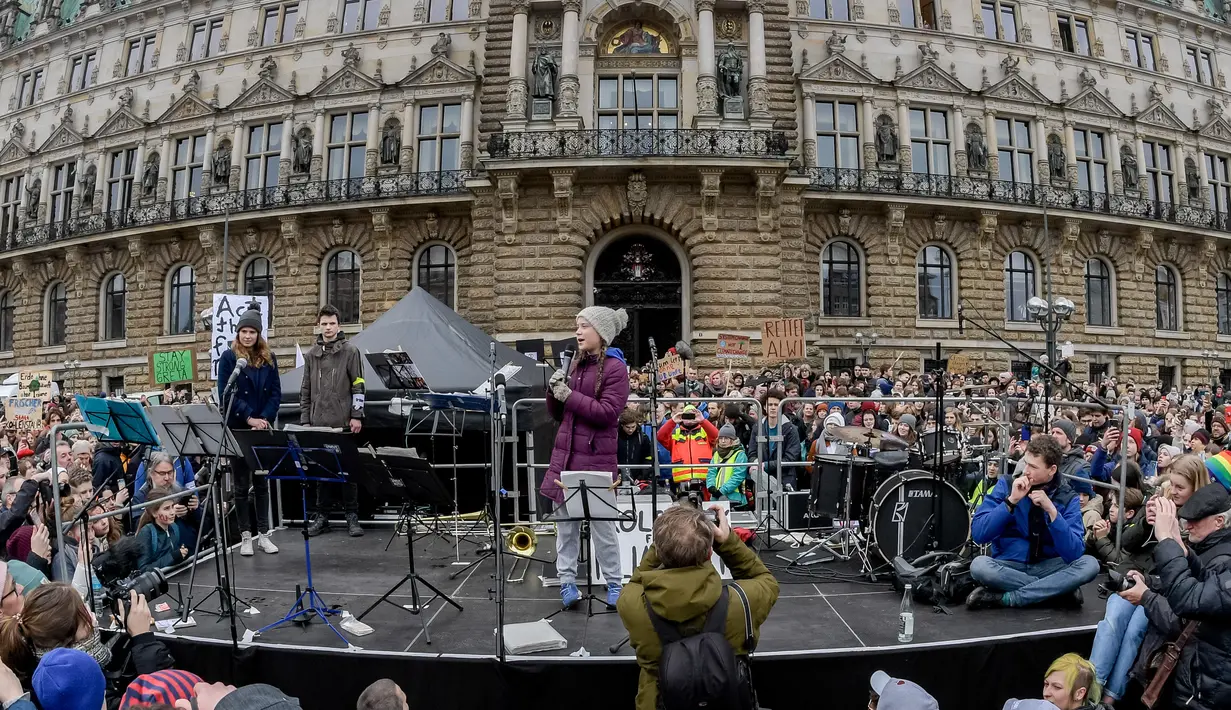 Aktivis iklim asal Swedia, Greta Thunberg berorasi saat berunjuk rasa di Hamburg, Jerman, Jumat (1/3). Polisi memperkirakan sekitar 3.500-4.000 pelajar berpartisipasi dalam aksi ini. (Axel Heimken/AFP)