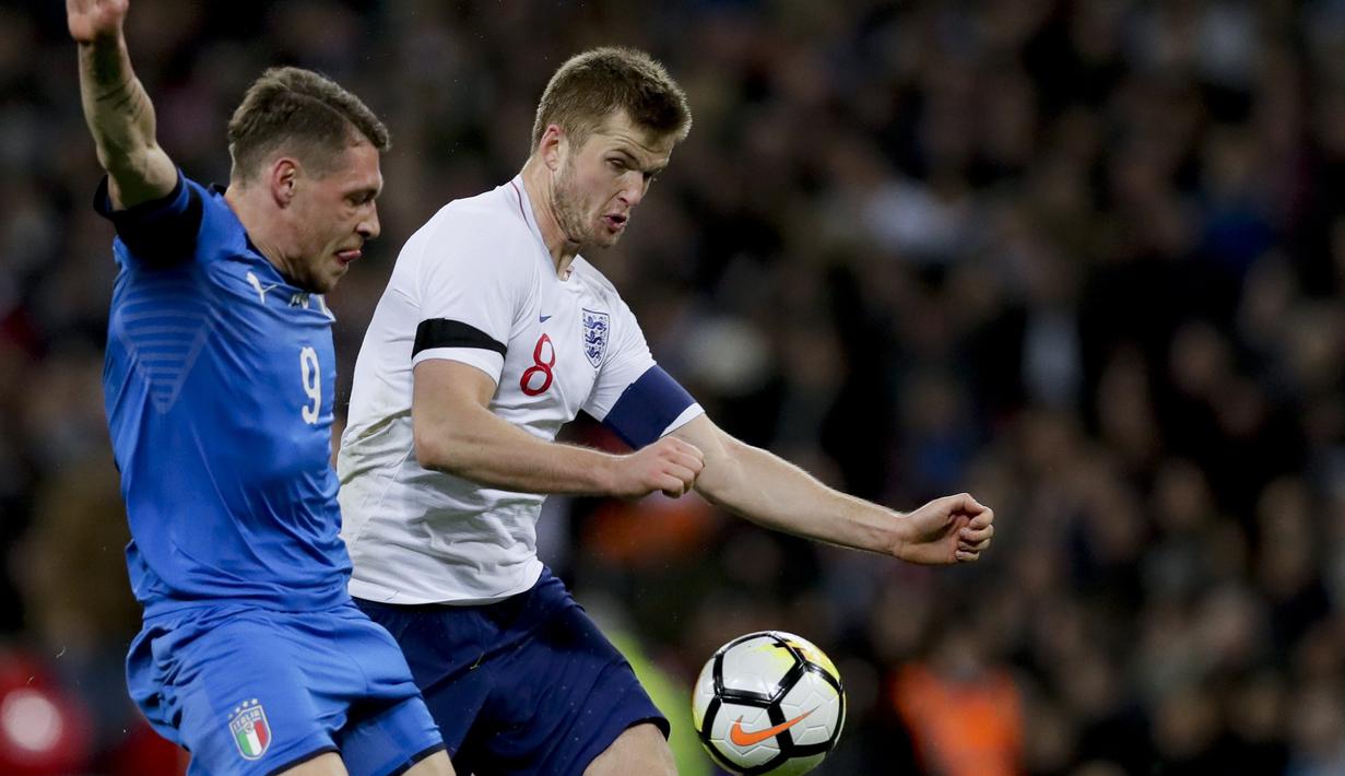 Pemain Italia, Andrea Belotti (kiri) berebut bola dengan pemain Inggris, Eric Dier pada laga uji coba di Wembley Stadium, London, (27/3/2018). Italia tahan imbang Inggris 1-1. (AP/Kirsty Wigglesworth)