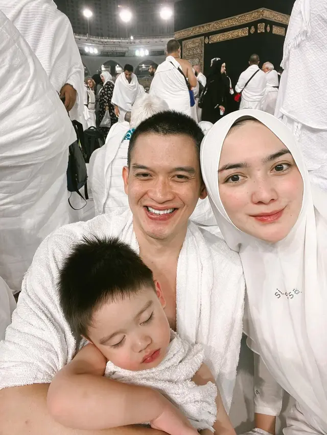 Citra Kirana dan Rezky Aditya Umrah Bareng Keene Atharrazaka Adhitya (Foto: Instagram thereal_rezkyadhitya)