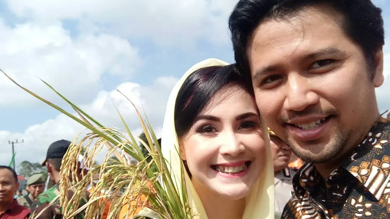 [Fimela] Arumi Bachsin dan Emil Dardak